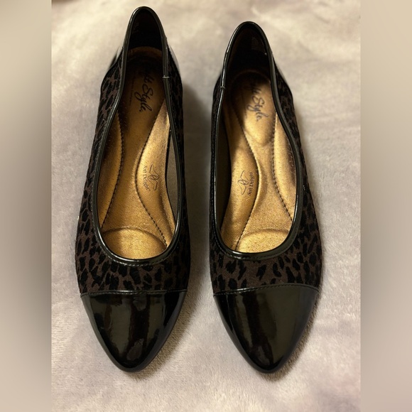 Soft Style Black and Leopard Flats - Picture 2 of 4